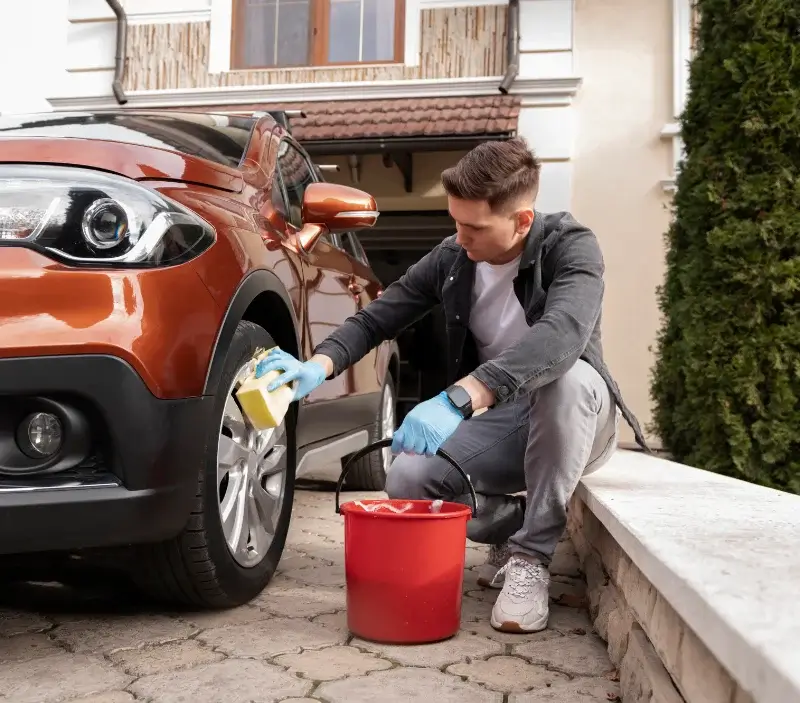 Lavage auto à domicile Clairavaux : professionnel intervenant sur un véhicule
